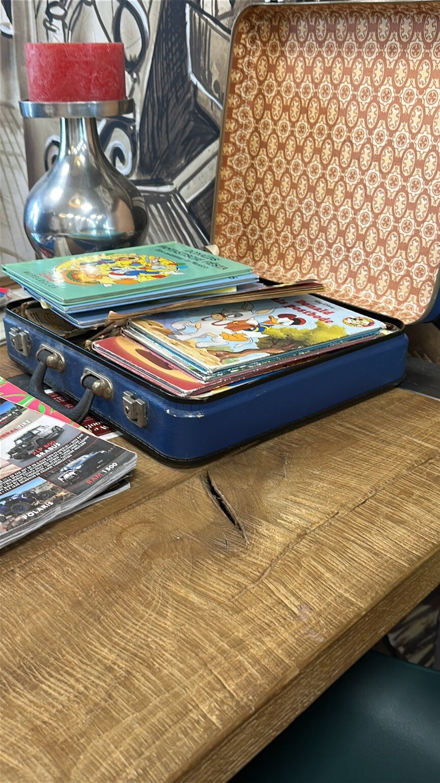 Een vintage koffer gevuld met oude strips